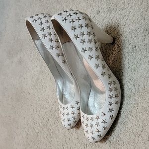 Bebe Tina size 8M star-studded white leather pump heel